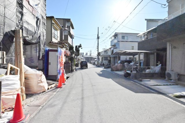 伊丹市瑞穂町3丁目新築一戸建て│4LDK＋駐車1台可の前面道路含む現地写真|前面道路は北側に約5.9ｍ幅で駐車の際も安心です。
