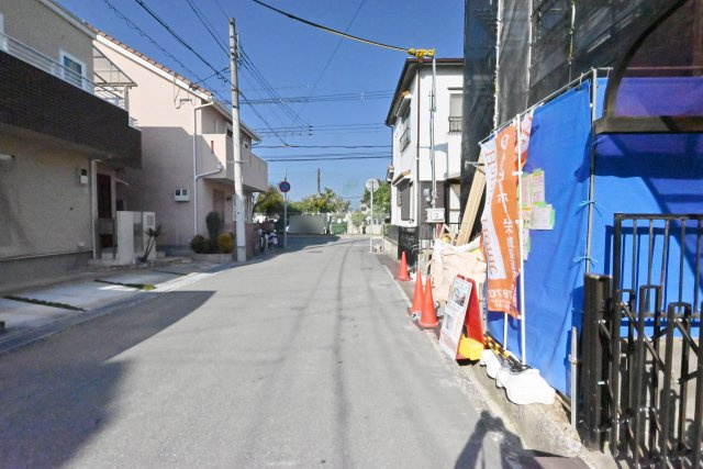 伊丹市瑞穂町3丁目新築一戸建て│4LDK＋駐車1台可の前面道路含む現地写真|前面道路は北側に約5.9ｍ幅で駐車の際も安心です。