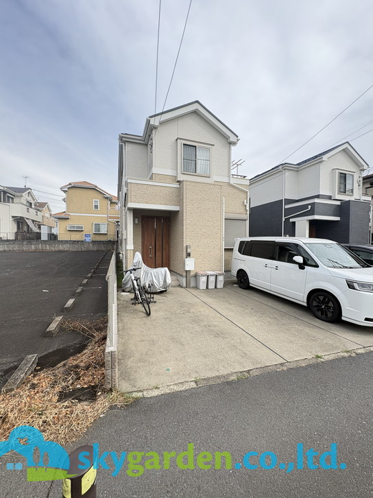 藤沢市円行　中古戸建の前面道路含む現地写真|前面道路含む現地写真です