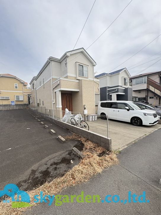 藤沢市円行　中古戸建の前面道路含む現地写真|前面道路含む現地写真です