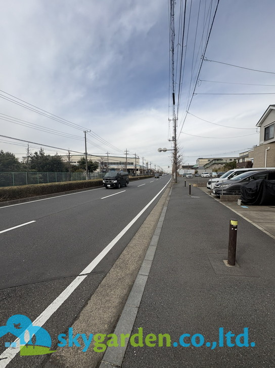 藤沢市円行　中古戸建の前面道路含む現地写真|前面道路含む現地写真です