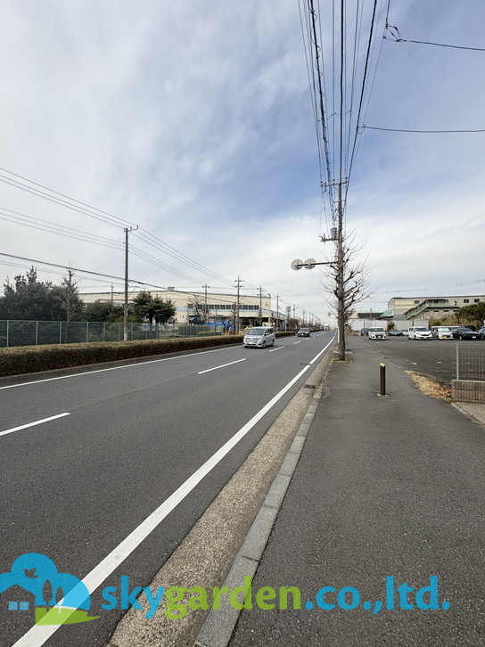 藤沢市円行　中古戸建の前面道路含む現地写真|前面道路含む現地写真です