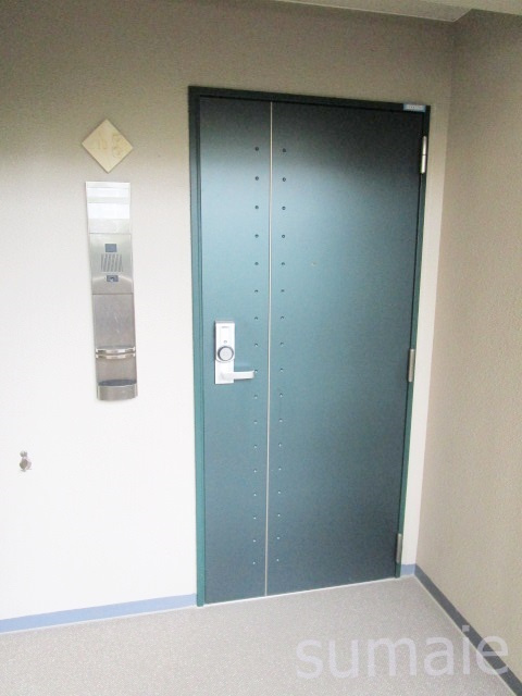 ロイヤルパークス新田の玄関|玄関扉です☆