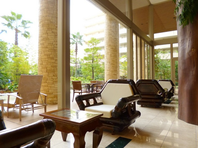 ロイヤルパークス新田のエントランス|待合もホテルクラス！