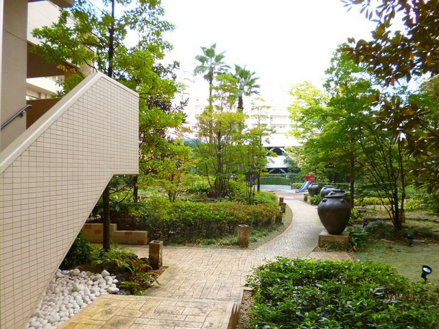 ロイヤルパークス新田のその他共用部分|居住者専用の広い中庭です！