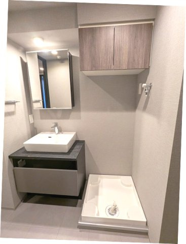 THE LIONS forsia文京湯島の洗面所|トイレと独立した洗面脱衣室、洗面台下にはヘルスメーターストック、洗濯機置場は排水口のお手入れしやすい様に手前中央に配置しています