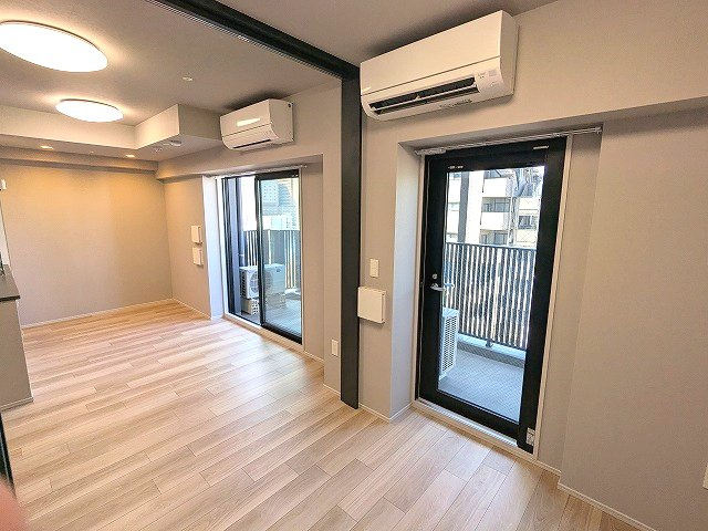 THE LIONS forsia文京湯島の設備|バルコニーに面した3.5帖洋室、エアコン・照明・クローゼット