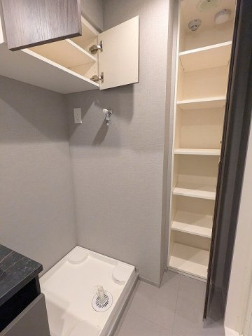 THE LIONS forsia文京湯島の設備|トイレと独立した洗面脱衣室の洗濯機置場は排水口のお手入れしやすい様に手前中央に配置しています