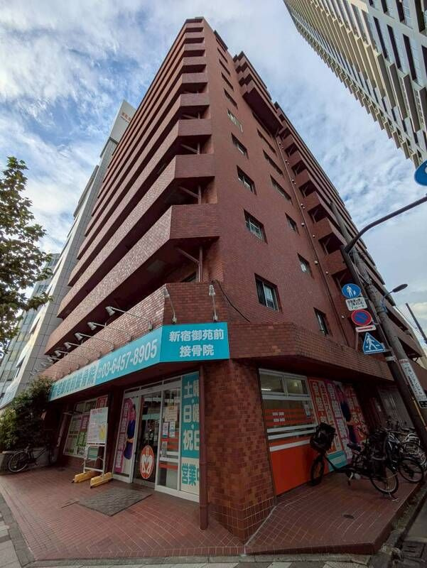 ロジマン御苑の外観