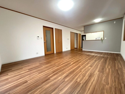 【居間・リビング】 | 鳥取市湖山町南１丁目中古戸建て