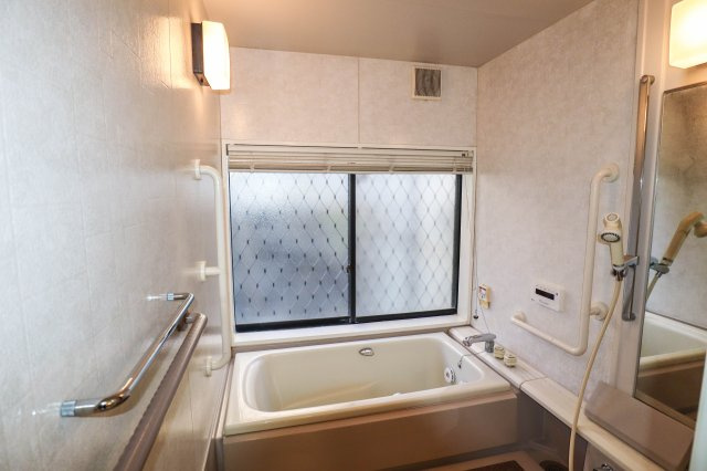 【浴室】 | 西宮市城山　一戸建 | １階の浴室には大きな窓も有り換気良好♪