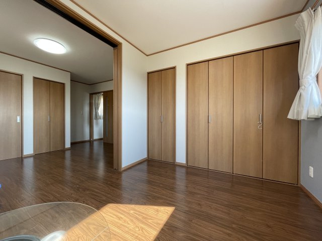 中古戸建・中古住宅　三春町大字斎藤　中妻小学校・三春中学校の洋室|西側洋室は続き洋室となっており、引戸をあけたまま広々と、必要がある際には引戸を閉めて個室にも多様に使用出来ます！