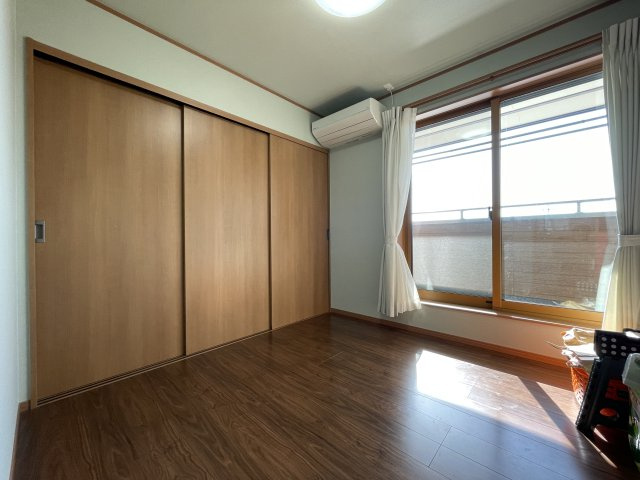 中古戸建・中古住宅　三春町大字斎藤　中妻小学校・三春中学校の洋室|2階中部屋。引戸収納なので、家具の配置には困りません。掃き出し窓からはL字のバルコニーへ出入りできます。
