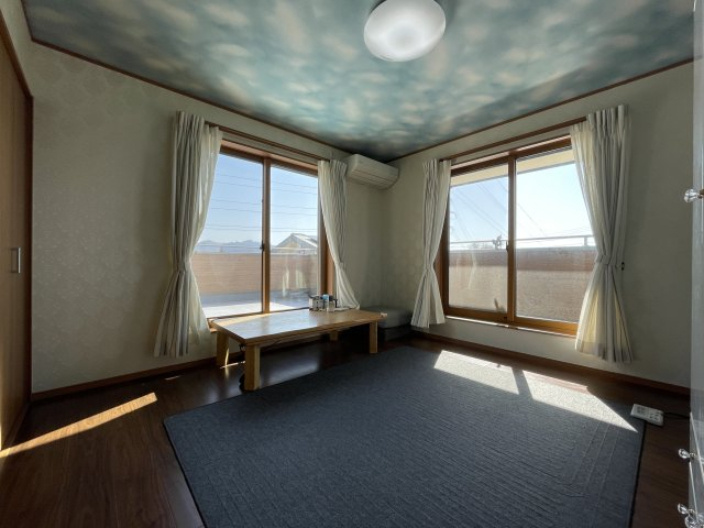 中古戸建・中古住宅　三春町大字斎藤　中妻小学校・三春中学校のその他|2階東洋室。掃き出し窓が二面あり、お部屋の中にいても圧迫感を感じません。天井クロス、遊びこころがありかわいいですね(#^^#)
