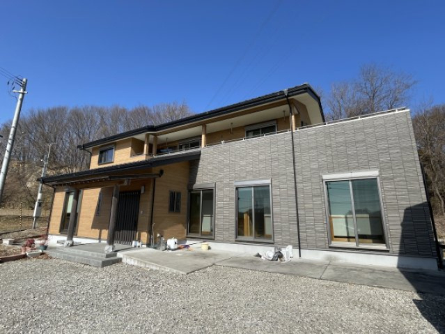 中古戸建・中古住宅　三春町大字斎藤　中妻小学校・三春中学校の外観|南下がりの土地で建物が無い為、日当たり良好、見晴らし良好の広々8DK・物置付です。