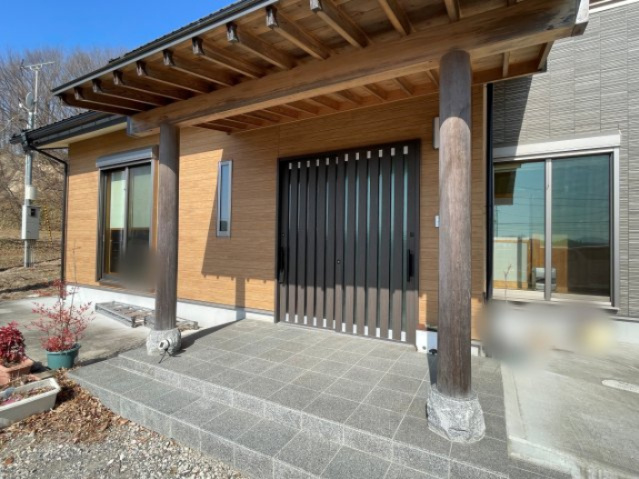 中古戸建・中古住宅　三春町大字斎藤　中妻小学校・三春中学校の玄関|玄関引戸を開けると約7坪ある広々としたホールがございます。