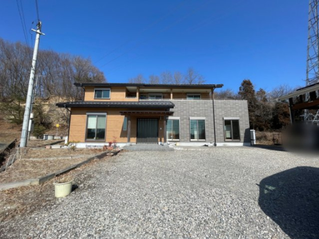 中古戸建・中古住宅　三春町大字斎藤　中妻小学校・三春中学校の庭|建物南側は駐車場スペースとなります。南側には建物が無い為、広々としており来客が多くても困らない、趣味の畑にお子様の遊びスペースにもピッタリな土地です♪