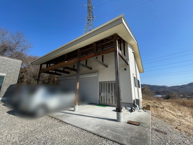 中古戸建・中古住宅　三春町大字斎藤　中妻小学校・三春中学校の設備|屋根に太陽光が設置されている大型物置がございます。趣味の機材などをたっぷり収納可能。