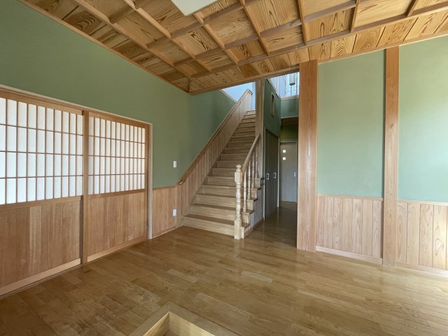 中古戸建・中古住宅　三春町大字斎藤　中妻小学校・三春中学校の内装|和をテーマにしたご自宅です。玄関ドアを開けると温かみを感じる木をたっぷり使用した、落ち着きある空間が皆様のお帰りを待っております。