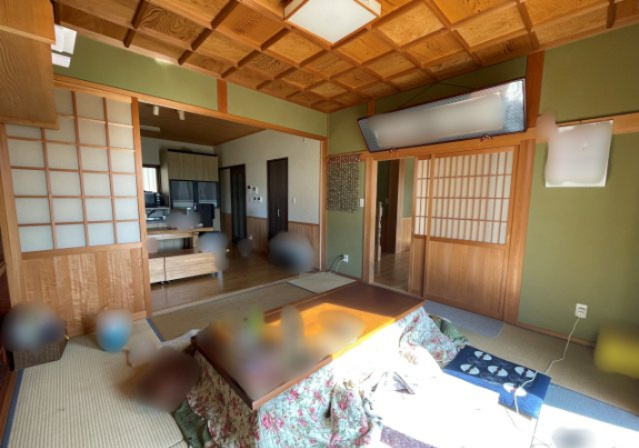 中古戸建・中古住宅　三春町大字斎藤　中妻小学校・三春中学校の居間・リビング|木をたっぷりと使用した内装。格天井は重厚感があり、より一層落ち着きある空間へ。