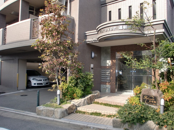 福岡市博多区吉塚８丁目の賃貸マンションのエントランス