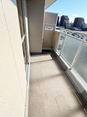 【バルコニー】 | ラ・ヴェール甲子園 | バルコニーのパネルがクリアタイプのため陽当たりが良く、ガーデニングも楽しめますね♪