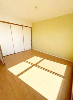 【和室】 | ラ・ヴェール甲子園 | 5.7帖の洋室は扉を開放すると17.7帖の広々リビングとしてもご利用できます