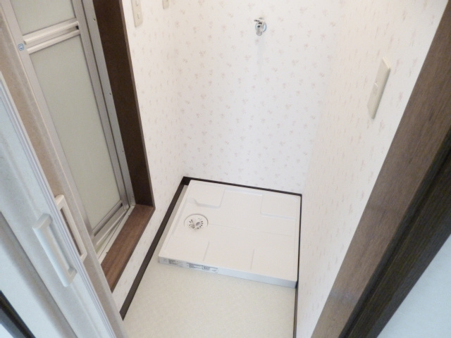 サンライズコーポの設備|洗濯機置場兼脱衣所です☆