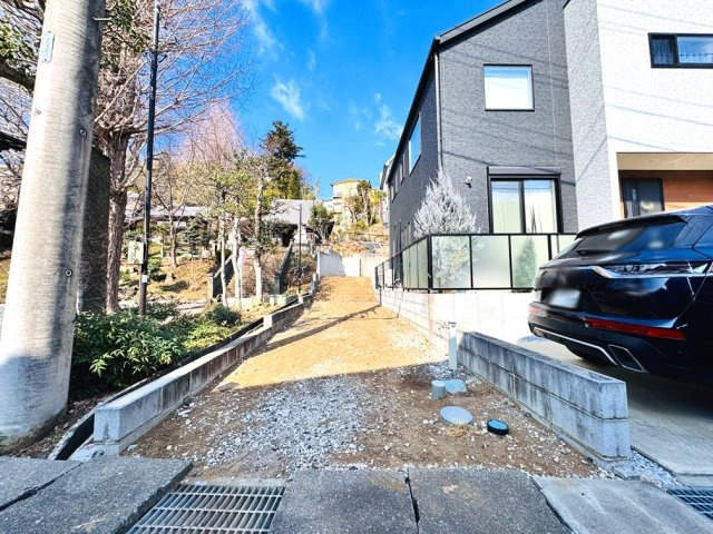 【前面道路含む現地写真】 | 和光市白子3丁目　建築条件なし売地（成増店） | 前面約5.7ｍ公道面につき開放感ある立地