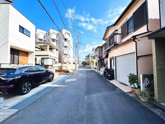 【前面道路含む現地写真】 | 和光市白子3丁目　建築条件なし売地（成増店） | 前面約5.7ｍ公道面につき開放感ある立地