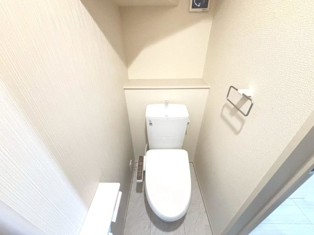 リーブルガーデン　羽島市竹鼻町狐穴（竹鼻駅）　全２区画分譲のトイレ|超表面平滑加工とイオンパワーの「セフィオンテクト」加工で、汚れが付きにくく落ちやすい仕様で清潔です。
便器にフチがないので汚れが隠れて見えない部分がありません。お手入れがとってもラクラクです。