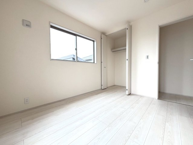 リーブルガーデン　羽島市竹鼻町狐穴（竹鼻駅）　全２区画分譲の寝室|すべての居室にはたっぷり収納できる大型のクローゼット、各室に２４時間換気システムを設置しています。
排気ファンから低風量で24時間強制排気し、家の中の空気をいつも新鮮に保ちます。
