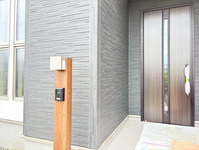 リーブルガーデン　羽島市竹鼻町狐穴（竹鼻駅）　全２区画分譲の玄関|【ピッキング防止機能付き玄関ドア錠】玄関ドアの鍵は上下に２つあり、内側の下段は脱着サムターンキー。
鍵を不正に開錠されても、もう１つの鍵でピッキングを防ぎます。防犯性の高い仕様になっています。