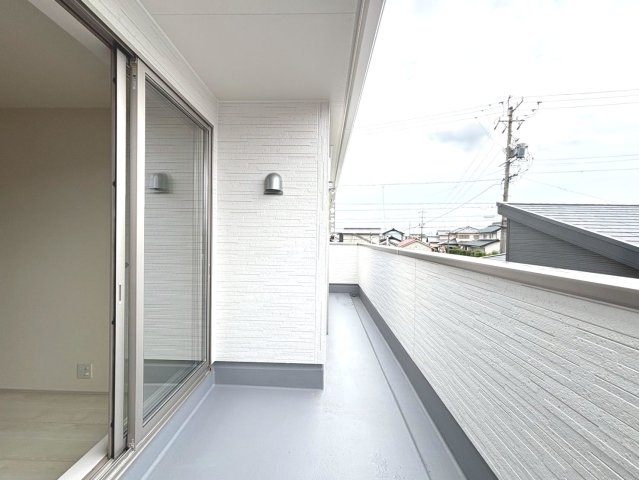 リーブルガーデン　羽島市竹鼻町狐穴（竹鼻駅）　全２区画分譲のバルコニー|バルコニーは南向きで洗濯物もよく乾きます！強度と表面積硬度を持つFPRで防水しています。