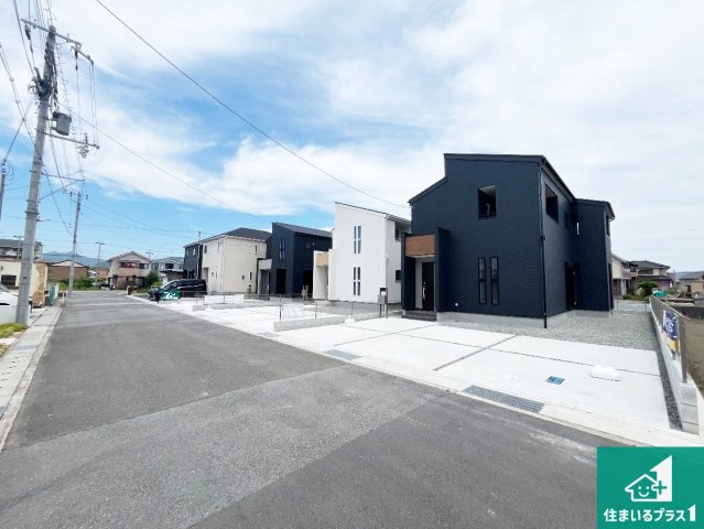 赤穂市片浜町　第3期　新築一戸建ての前面道路含む現地写真|周辺は閑静な住宅街！前面道路広々で車の出し入れも便利です。駐車が苦手な方でも安心して車庫入れできます！