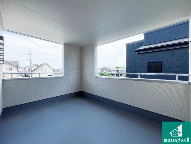 赤穂市片浜町　第3期　新築一戸建てのバルコニー|南側に面したバルコニーですので明るい日差しを取り込み洗濯物をしっかり乾かしてくれます。