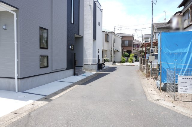 草加市苗塚町 新築分譲住宅の前面道路含む現地写真