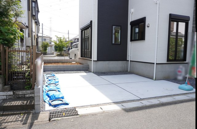 草加市苗塚町 新築分譲住宅の駐車場
