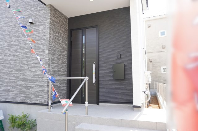 草加市苗塚町 新築分譲住宅の玄関
