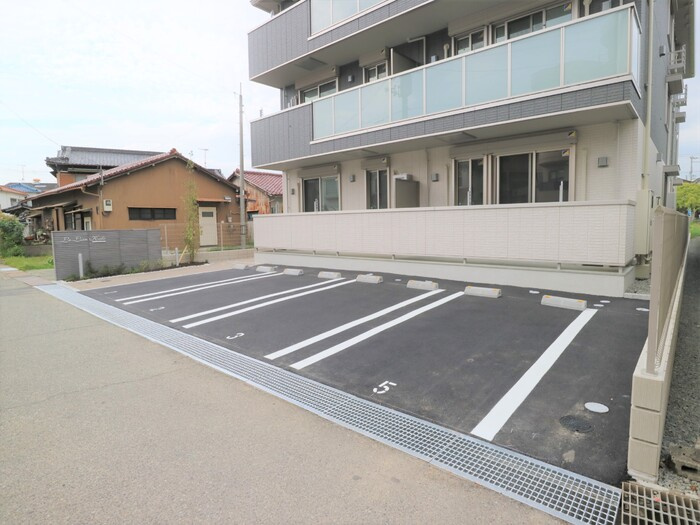 ル・リアン神戸の駐車場