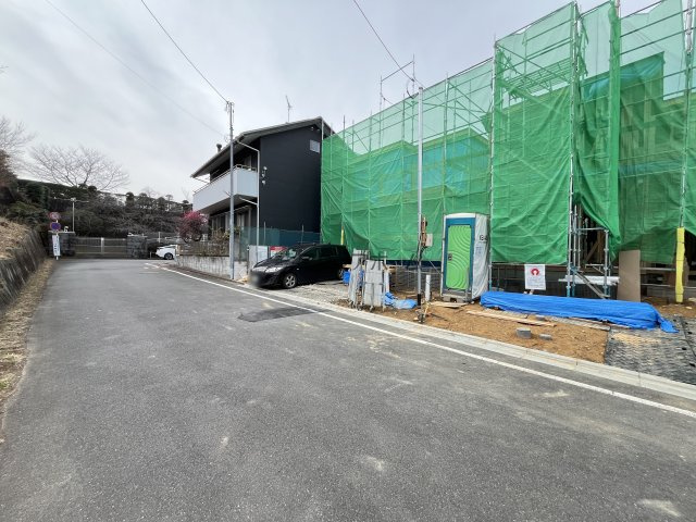 入間市大字小谷田・全2棟　新築一戸建　1号棟の前面道路含む現地写真|2026年2月27日撮影