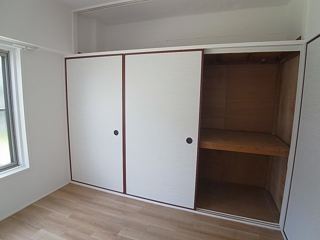 ドミールサニー緑町の収納|大きな壁一面の収納スペース