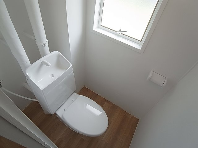 ドミールサニー緑町のトイレ|トイレ、小窓も完備