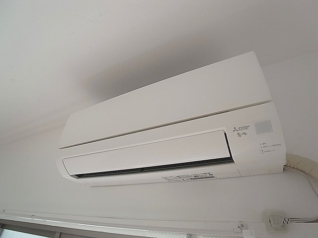 ドミールサニー緑町の設備|リビングにはエアコン付き