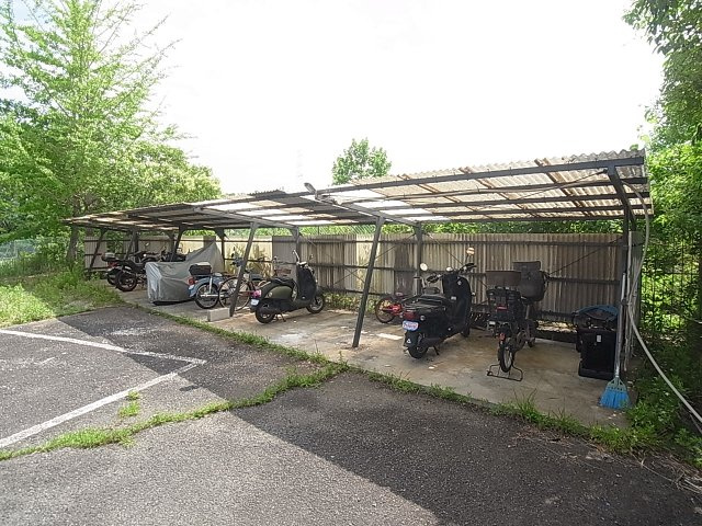 ドミールサニー緑町のその他共用部分|敷地内の駐輪スペース