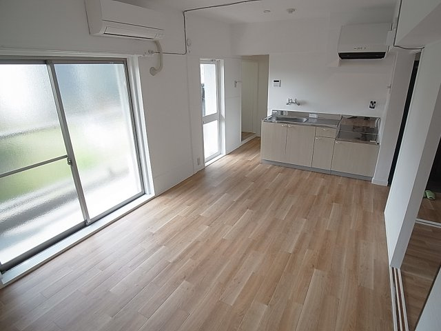 ドミールサニー緑町の居間・リビング|窓が多く、明るさ風通しも良好のリビング