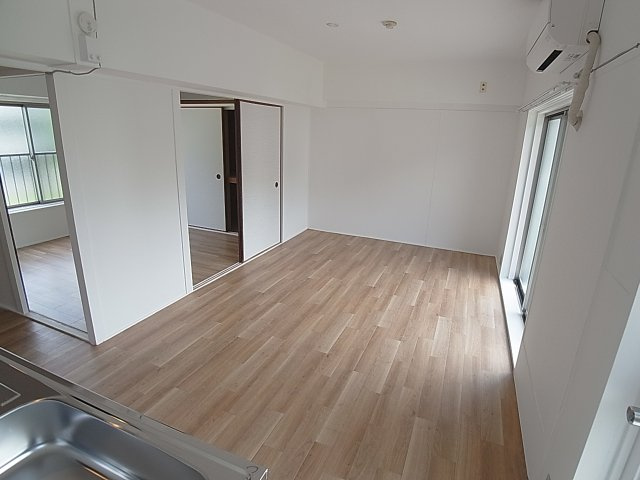 ドミールサニー緑町の居間・リビング|開放感の有る広々した空間です