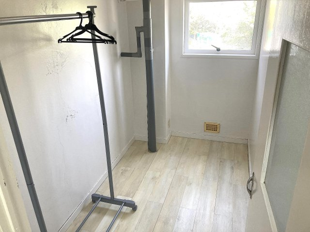 ドミールサニー緑町の玄関|玄関横には納戸付き、服好きにオススメ＾＾衣装部屋としてどうぞ