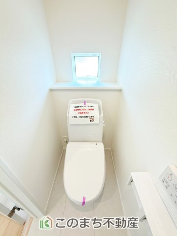 ハートフルタウン宇都宮市下岡本町2115番のトイレ|小窓から換気ができて清潔なトイレスペース☆温水洗浄便座搭載です！
