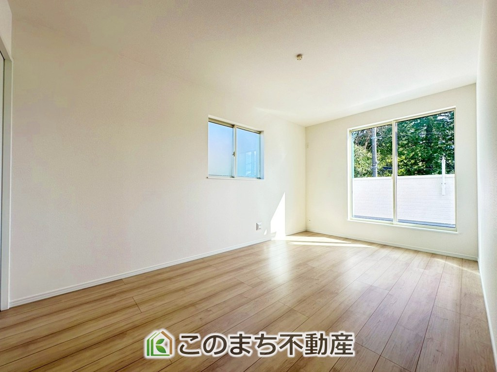 ハートフルタウン宇都宮市下岡本町2115番の洋室|柔らかい陽光が差し込む明るいお部屋を演出する設計。彩光の取れる窓が気持ちの良いお部屋を創り上げます。
